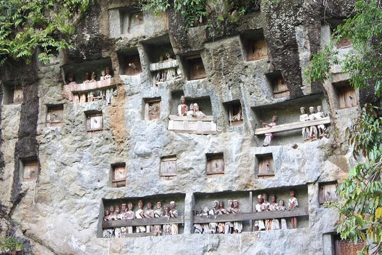 Mengenal Batu Lemo, Pemakaman Toraja yang Terletak di Atas Tebing