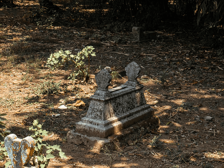 arti kuburan amblas