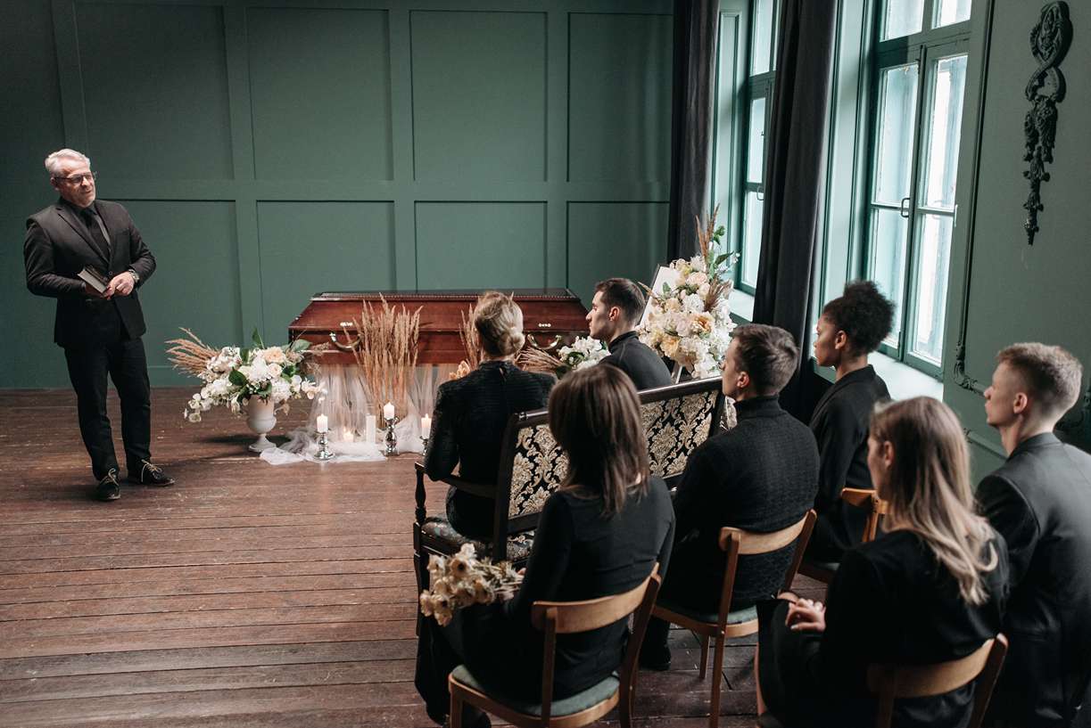 funeral director adalah